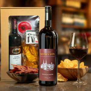 Dárková sada s červeným vínem Červená vína: Cabernet Moravia 2023, pozdní sběr, Stojanov, Sušené maso: Sušené hovězí maso - Chilli Style 25g, Brambůrky: Cyrilovy brambůrky hořčicové premium - 90g